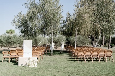 Un couple dansant tendrement lors d'une soirée, entouré de lumières scintillantes en arrière-plan.