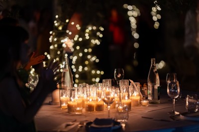 Un couple dansant tendrement lors d'une soirée, entouré de lumières scintillantes en arrière-plan.