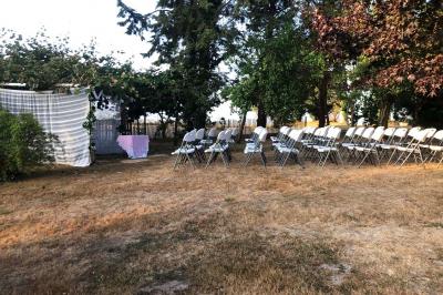 Dortoir avec plusieurs lits superposés en bois, matelas et oreillers, sur un sol carrelé clair.