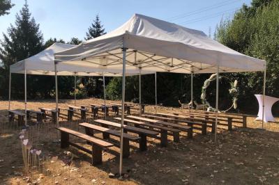 Dortoir avec plusieurs lits superposés en bois, matelas et oreillers, sur un sol carrelé clair.