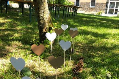 Dortoir avec plusieurs lits superposés en bois, matelas et oreillers, sur un sol carrelé clair.
