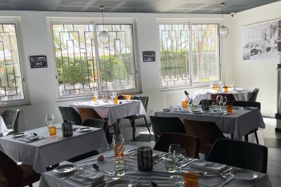 Assiette colorée composée de saumon fumé, courgettes en spirale, fraises et jeunes pousses sur un fond clair.