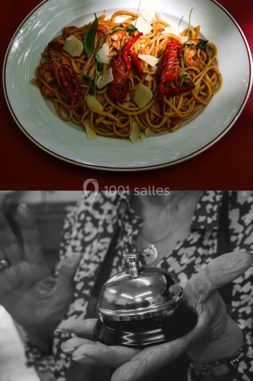 1. Assiette de spaghetti aux écrevisses, garnie de copeaux de parmesan et de feuilles fraîches. 2. Main tenant une cloche d…