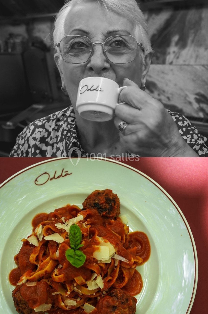 1. Femme âgée buvant une boisson dans une tasse blanche avec un logo. 2. Assiette de tagliatelles à la sauce tomate…