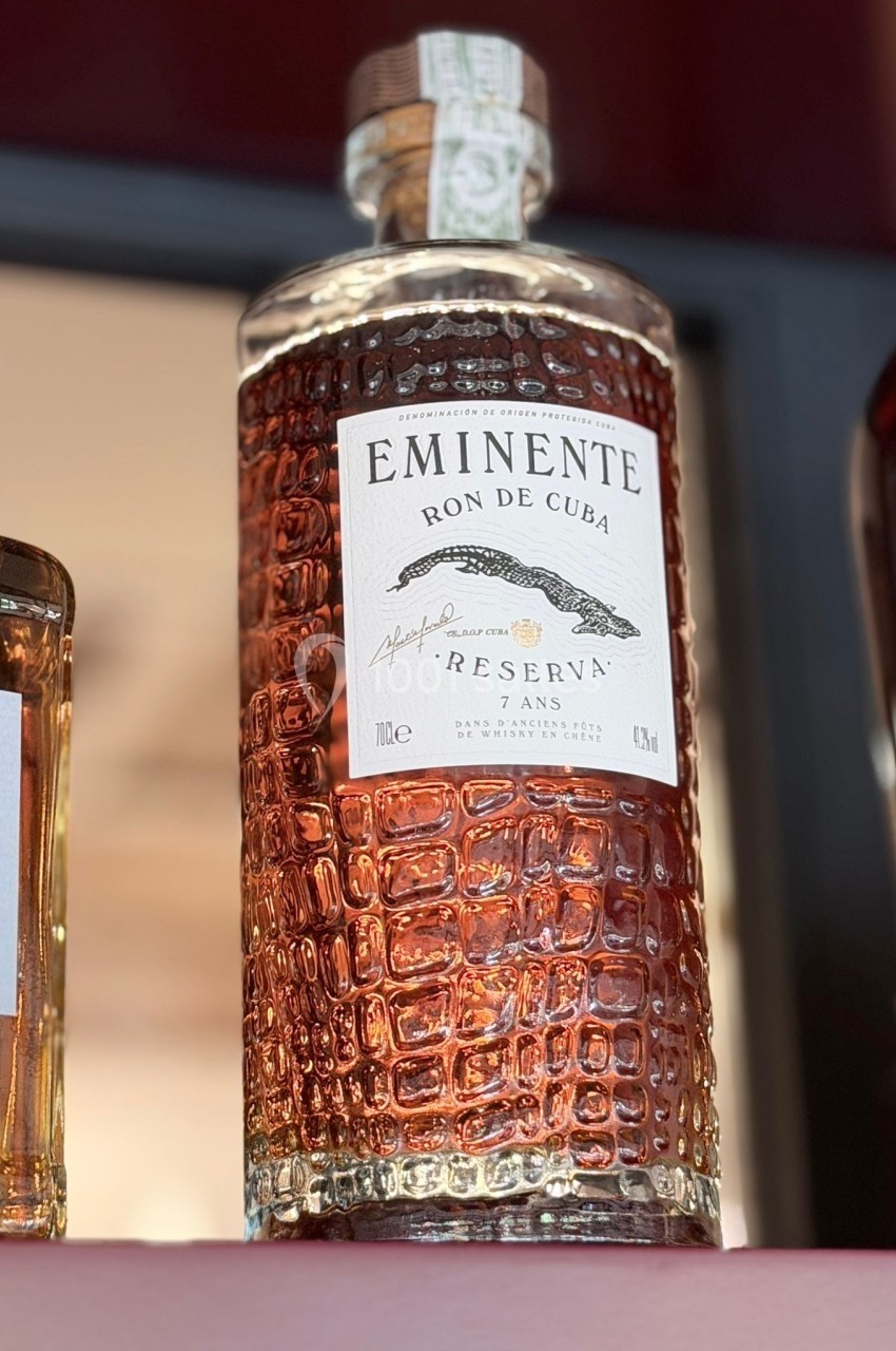 Bouteille de rhum cubain Eminente Reserva 7 ans, avec un design texturé rappelant la peau de crocodile.