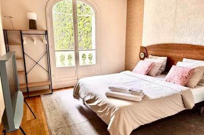 Salle de bien-être avec sauna vitré éclairé en bleu, projecteurs lumineux et ambiance tamisée.