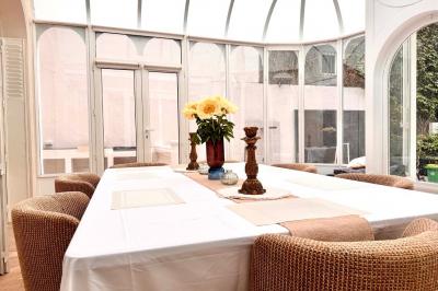 Salle de bien-être avec sauna vitré éclairé en bleu, projecteurs lumineux et ambiance tamisée.