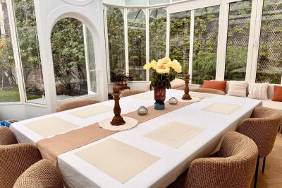 Salle de bien-être avec sauna vitré éclairé en bleu, projecteurs lumineux et ambiance tamisée.