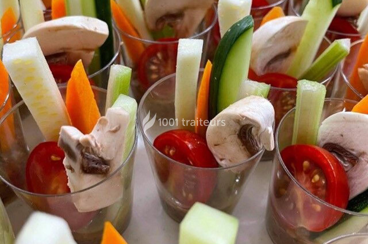 Verrines remplies de légumes frais coupés : carottes, concombres, tomates cerises, champignons et céleri.
