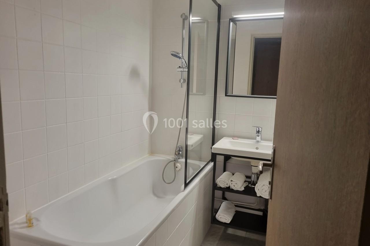 salle de bain chambre standard