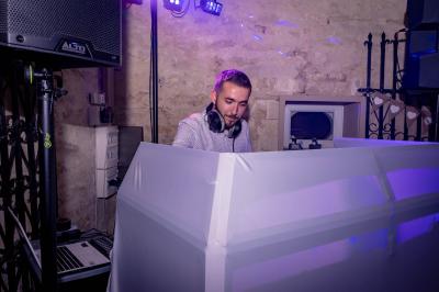 Salle en bois avec charpente apparente, équipée de matériel de sonorisation et d'éclairage pour un événement.