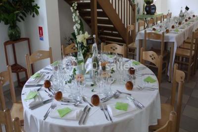 Un jardin verdoyant avec des arbres, de l'herbe fraîchement tondue, un banc en pierre et une clôture en arrière-plan.