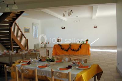 Un jardin verdoyant avec des arbres, de l'herbe fraîchement tondue, un banc en pierre et une clôture en arrière-plan.