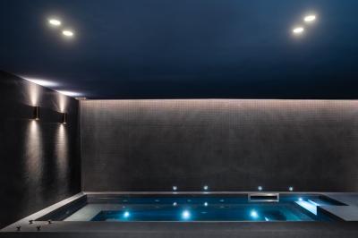 Table dressée pour deux avec vue sur un port de plaisance, des voiliers et la mer sous un ciel dégagé.