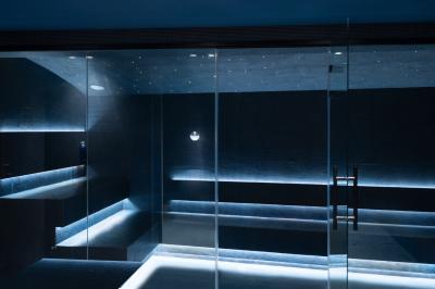 Table dressée pour deux avec vue sur un port de plaisance, des voiliers et la mer sous un ciel dégagé.