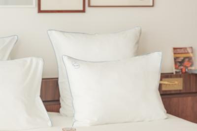 Table dressée pour deux avec vue sur un port de plaisance, des voiliers et la mer sous un ciel dégagé.