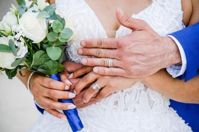 Un couple danse ensemble dans une salle décorée de ballons, entouré de quelques invités en arrière-plan.