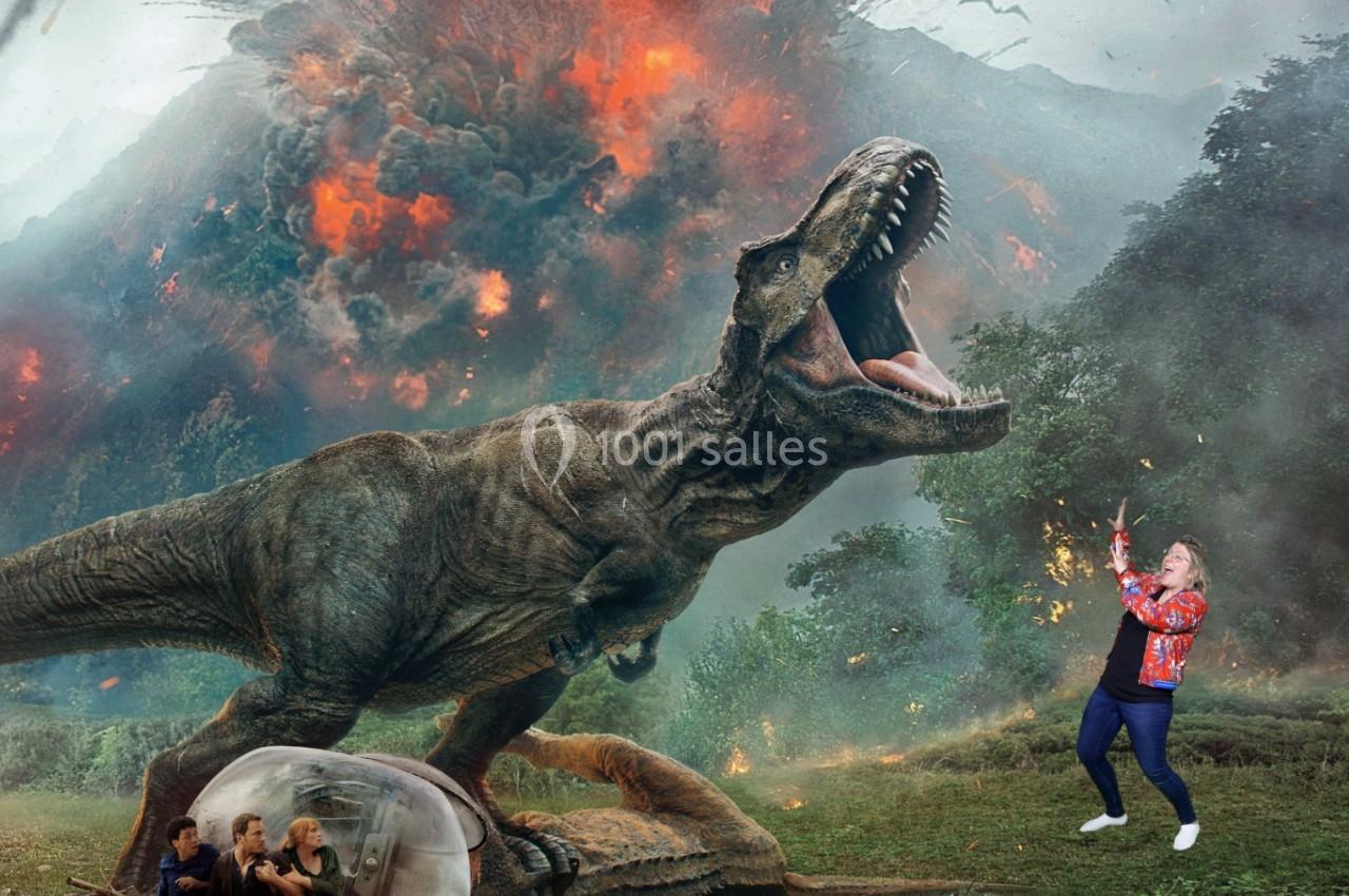 Un dinosaure rugissant devant une éruption volcanique, des personnes dans une sphère et une femme semblant effrayée.