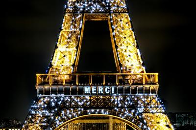 Vue aérienne d'une place animée avec des stands, une statue centrale et des bâtiments historiques environnants.