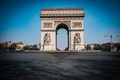 Vue aérienne d'une place animée avec des stands, une statue centrale et des bâtiments historiques environnants.