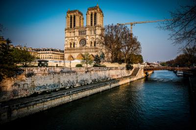 Vue aérienne d'une place animée avec des stands, une statue centrale et des bâtiments historiques environnants.