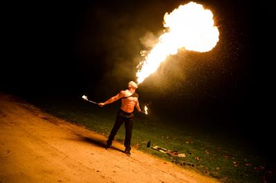 Vue aérienne d'une place animée avec des stands, une statue centrale et des bâtiments historiques environnants.