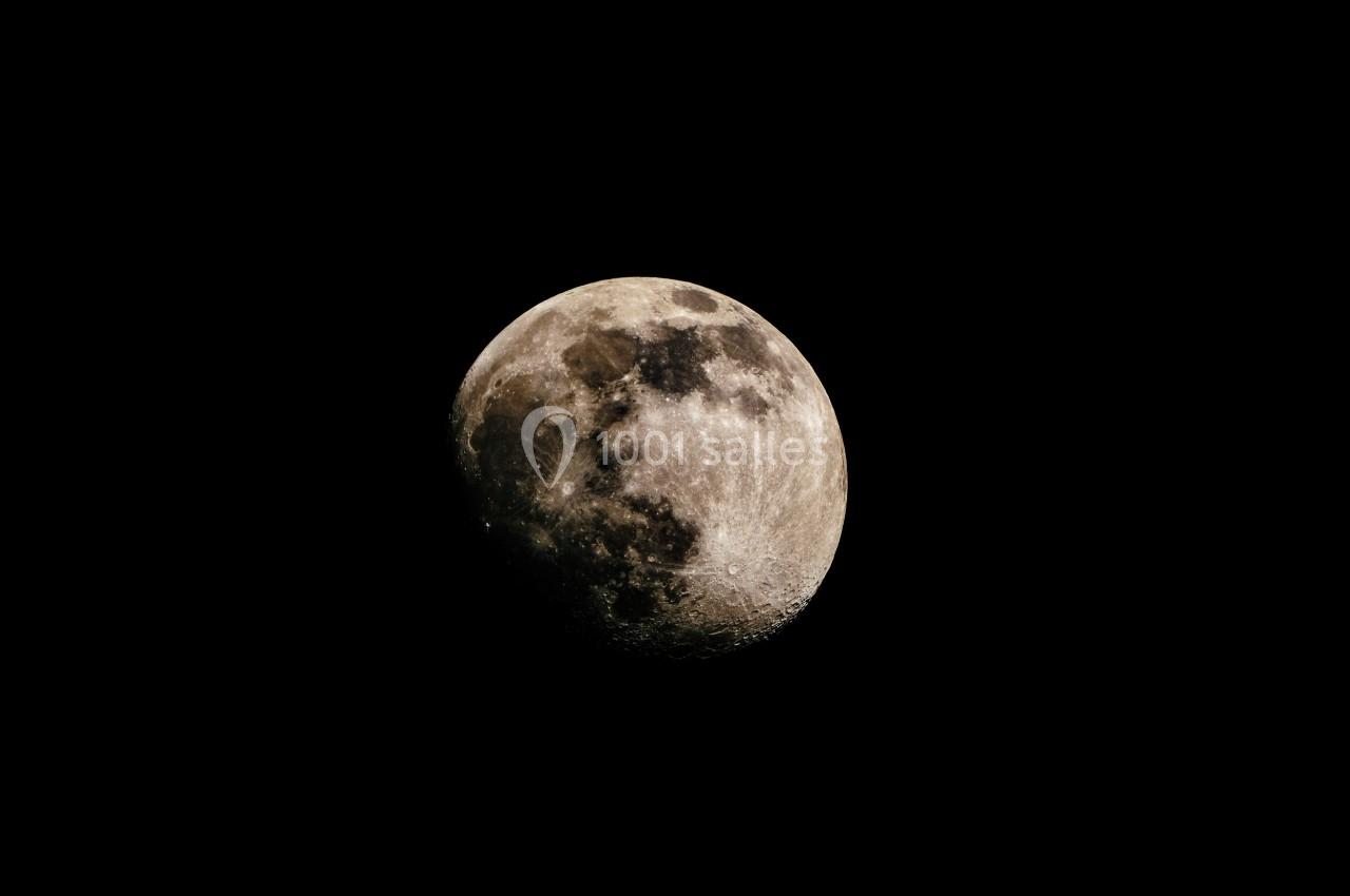 Vue détaillée d'une lune partiellement éclairée sur fond noir.