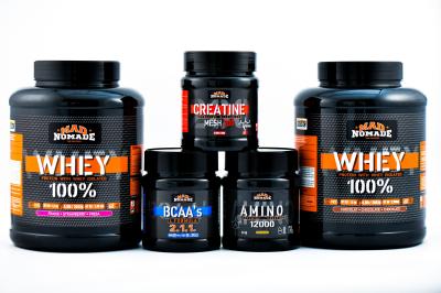 Vue aérienne d'une place animée avec des stands, une statue centrale et des bâtiments historiques environnants.