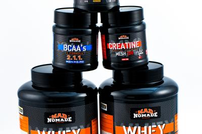 Vue aérienne d'une place animée avec des stands, une statue centrale et des bâtiments historiques environnants.