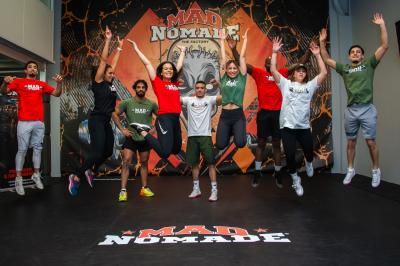 Vue aérienne d'une place animée avec des stands, une statue centrale et des bâtiments historiques environnants.