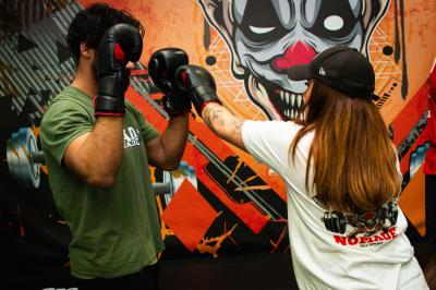 Vue aérienne d'une place animée avec des stands, une statue centrale et des bâtiments historiques environnants.