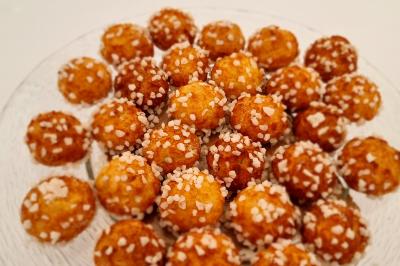 Plateau de pâtisseries garnies de crème blanche, nappées de chocolat et parsemées d'amandes effilées grillées.