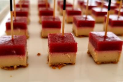 Plateau de pâtisseries garnies de crème blanche, nappées de chocolat et parsemées d'amandes effilées grillées.