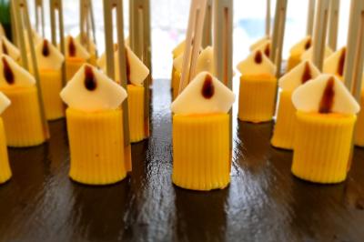 Plateau de pâtisseries garnies de crème blanche, nappées de chocolat et parsemées d'amandes effilées grillées.