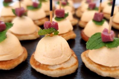 Plateau de pâtisseries garnies de crème blanche, nappées de chocolat et parsemées d'amandes effilées grillées.