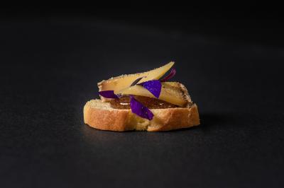 Plateau de pâtisseries garnies de crème blanche, nappées de chocolat et parsemées d'amandes effilées grillées.