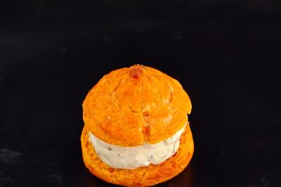 Plateau de pâtisseries garnies de crème blanche, nappées de chocolat et parsemées d'amandes effilées grillées.