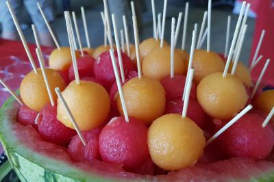 Plateau de canapés garnis de crevettes et mousse noire, disposés sur une table devant un sapin illuminé.