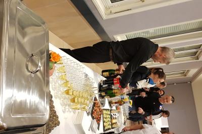 Plateau de canapés garnis de crevettes et mousse noire, disposés sur une table devant un sapin illuminé.