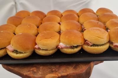 Plateau de canapés garnis de crevettes et mousse noire, disposés sur une table devant un sapin illuminé.