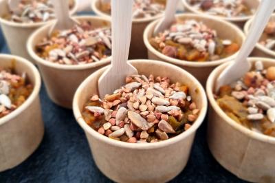 Plateau de canapés garnis de crevettes et mousse noire, disposés sur une table devant un sapin illuminé.