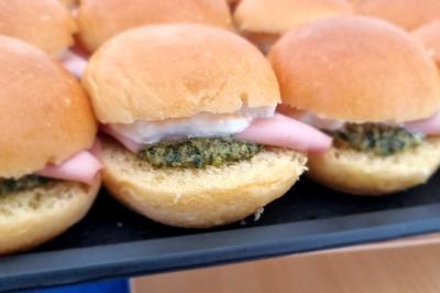 Plateau de canapés garnis de crevettes et mousse noire, disposés sur une table devant un sapin illuminé.