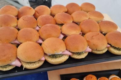 Plateau de canapés garnis de crevettes et mousse noire, disposés sur une table devant un sapin illuminé.