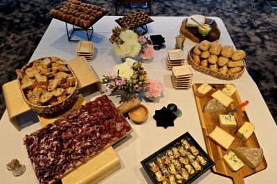 Plateau de canapés garnis de crevettes et mousse noire, disposés sur une table devant un sapin illuminé.