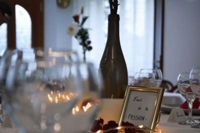 Salle de bain moderne avec douche à paroi vitrée, lavabo rond sur meuble en bois et miroir encadré en rotin.