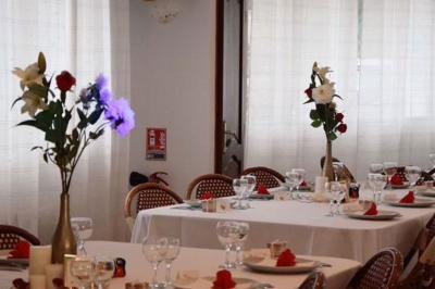 Salle de bain moderne avec douche à paroi vitrée, lavabo rond sur meuble en bois et miroir encadré en rotin.