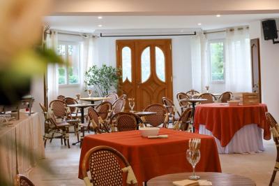 Salle de bain moderne avec douche à paroi vitrée, lavabo rond sur meuble en bois et miroir encadré en rotin.