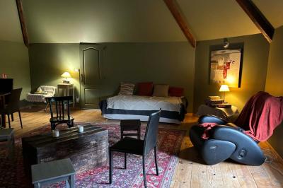 Salle de bain moderne avec douche à paroi vitrée, lavabo rond sur meuble en bois et miroir encadré en rotin.