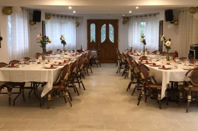 Salle de bain moderne avec douche à paroi vitrée, lavabo rond sur meuble en bois et miroir encadré en rotin.