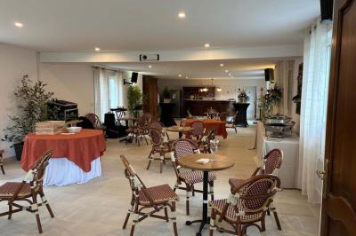 Salle de bain moderne avec douche à paroi vitrée, lavabo rond sur meuble en bois et miroir encadré en rotin.